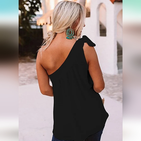 Adorable one shoulder blouse - Picture 3 of 5